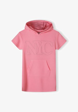 Różowa sukienka z krótkim rękawem i kapturem, z przednią kieszenią oraz wyszywanym napisem "NYC" w kontrastowym kolorze. Gładka tekstura, luźny krój.