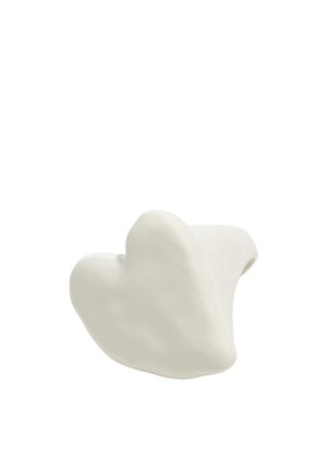 Tapón para los oídos blanco ergonómico moldeado para adaptarse al oído externo con una superficie lisa y contorneada.