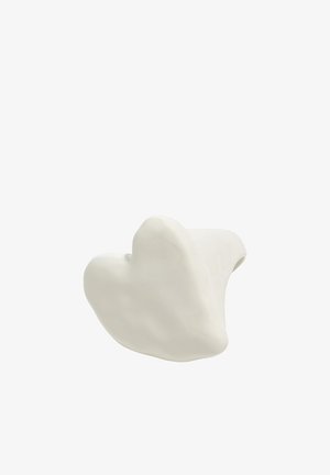 Tapón para los oídos blanco ergonómico moldeado para adaptarse al oído externo con una superficie lisa y contorneada.