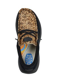 Scarpe con una base in tessuto nero e una parte superiore con stampa leopardata. Punta rotonda, lacci neri e soletta marchiata con accenti blu e arancioni.