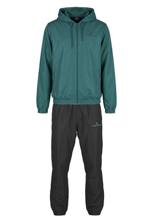 Giacca con cappuccio color verde acqua con zip e polsini elastici, pantaloni con fascia elastica nera in vita, entrambi con logo Sergio Tacchini sul petto e sulla coscia.