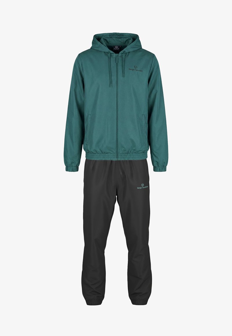 Giacca con cappuccio color verde acqua con zip e polsini elastici, pantaloni con fascia elastica nera in vita, entrambi con logo Sergio Tacchini sul petto e sulla coscia.