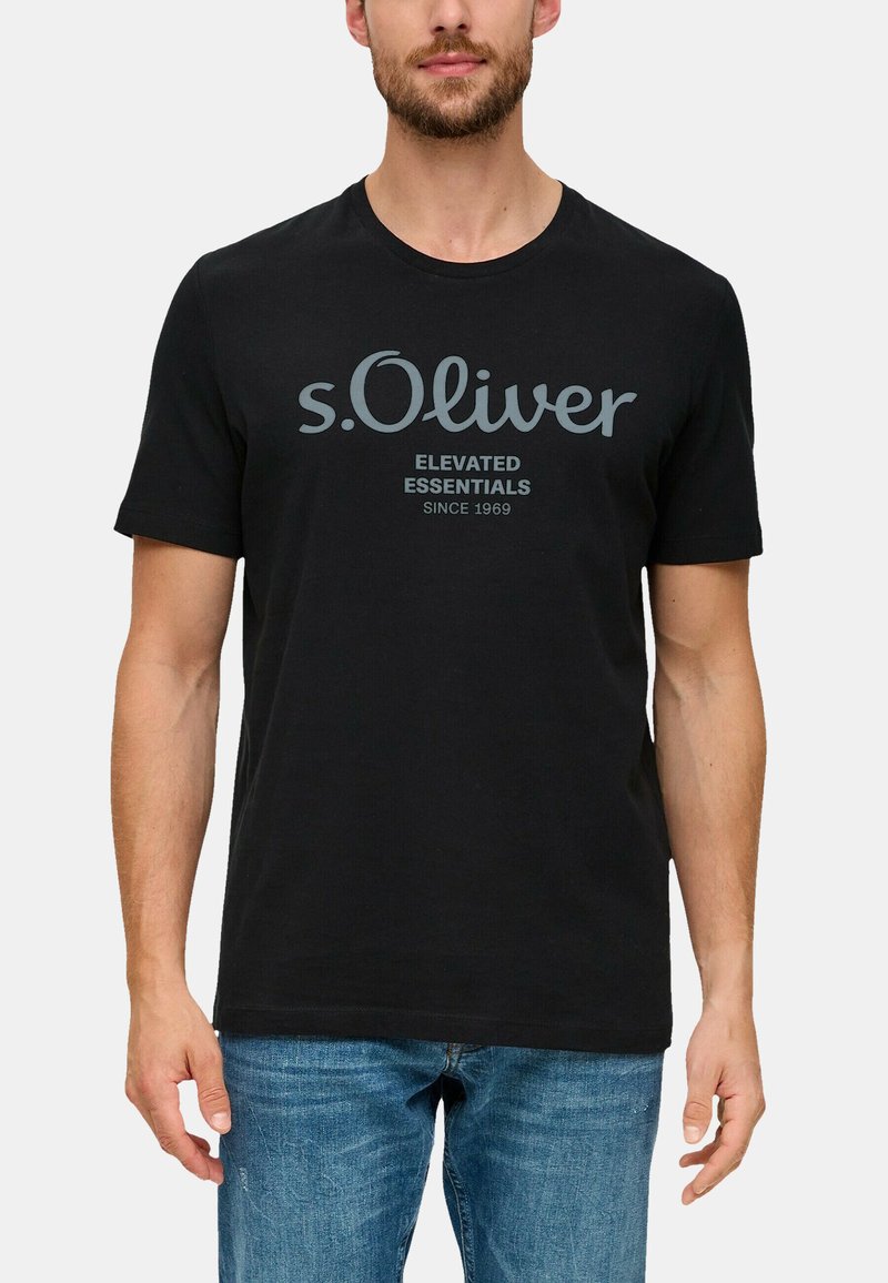 Juodas medvilnės marškinėlis su pilku spaudiniu "s.Oliver" ir tekstu "ELEVATED ESSENTIALS SINCE 1969", apvaliu kaklu, trumpomis rankovėmis.