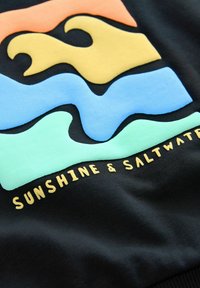 Next PRINTED CREW NECK - Felpa - black sunshine saltwater