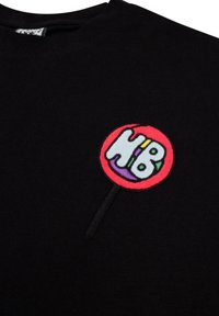 Čierne bavlnené tričko s okrúhlym vyšívaným logom v červenej, bielej a fialovej farbe, s hravým textom a dizajnom paličky.