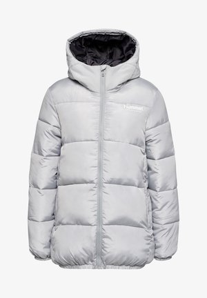 Veste matelassée gris clair avec capuche, présentant une texture matelassée, une fermeture éclair à l'avant et un logo brodé sur le côté gauche de la poitrine.