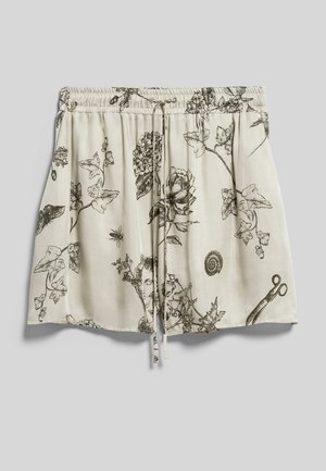 Short beige avec des croquis botaniques et de style vintage noirs, comprenant des fleurs, des feuilles, un insecte, une coquille d’escargot et des ciseaux, avec une taille élastique et des cordons.