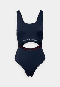 Μπλε μαγιό ολόσωμο με λαιμόκοψη scoop, ανοίγματα στα πλάγια και λευκή κορδέλα με λογότυπο που διαθέτει κόκκινες λεπτομέρειες. Λείο, ελαστικό ύφασμα.