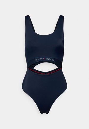 Μπλε μαγιό ολόσωμο με λαιμόκοψη scoop, ανοίγματα στα πλάγια και λευκή κορδέλα με λογότυπο που διαθέτει κόκκινες λεπτομέρειες. Λείο, ελαστικό ύφασμα.