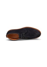 Zapato de ante azul oscuro con punta redonda, plantilla de cuero marrón claro y cordones negros. Presenta una superficie lisa y un diseño minimalista.