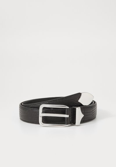 Curea din piele neagră cu o suprafață texturată, cataramă rectangulară argintie și accente metalice ascuțite pe vârf. Design plat, cu detalii minime.
