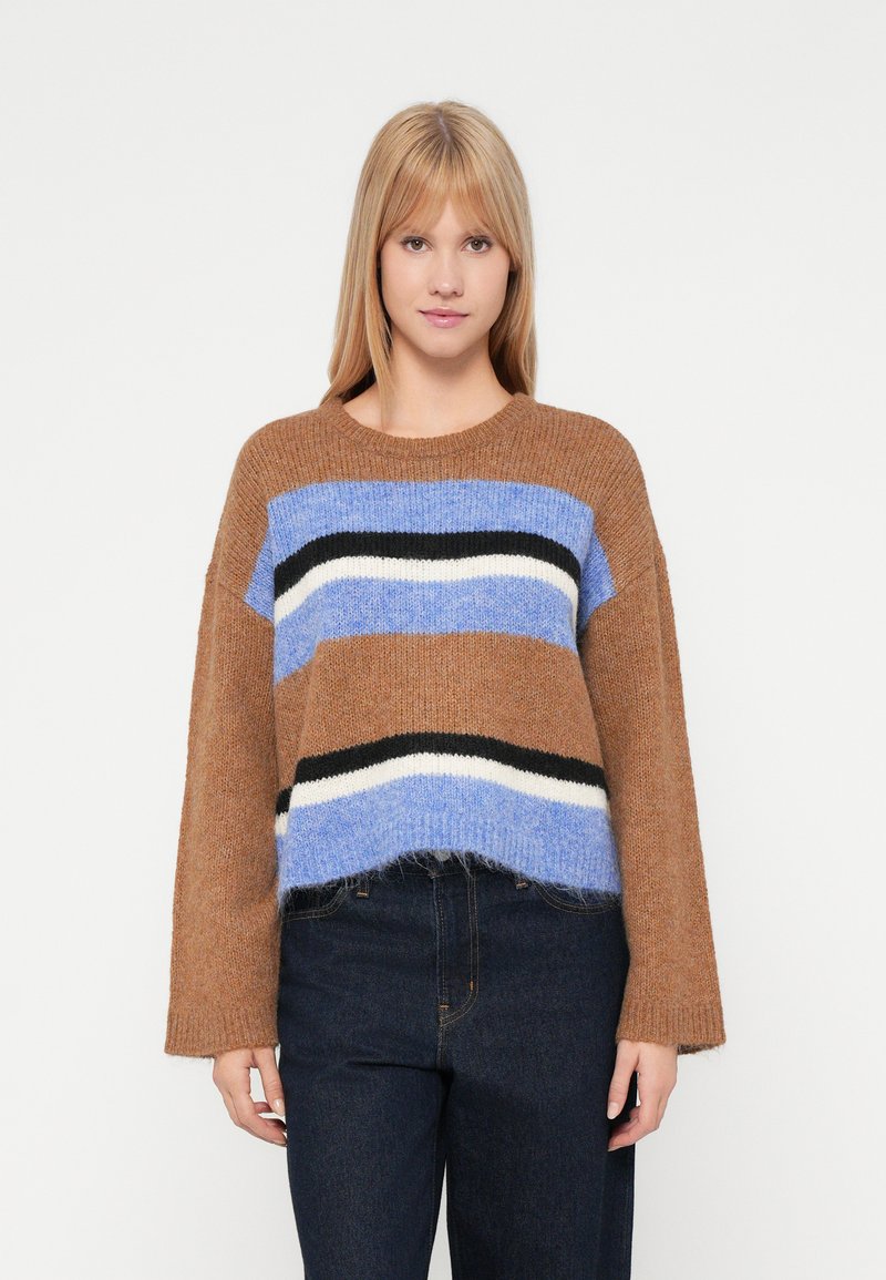 Rudas megztinis su horizontaliomis dryžuotėmis šviesiai mėlynos, tamsiai mėlynos, juodos ir baltos spalvų. Savybės: laisvas kirpimas ir trumpas dizainas.