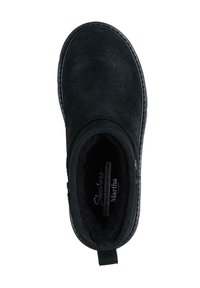 Botín negro hasta el tobillo con textura de ante, puntera redonda, paneles laterales elásticos y una lengüeta para facilitar su puesta y retirada. Cuenta con una plantilla acolchada.