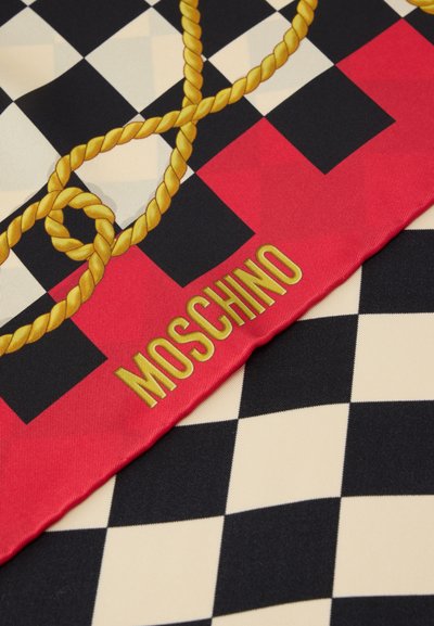 Tissu à carreaux rouge et noir avec motif de corde dorée et texte "MOSCHINO" en jaune sur une section de bordure rouge.