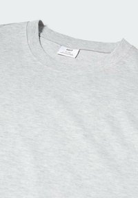 T-shirt grigio chiaro realizzato in cotone. Presenta un collo rotondo e maniche corte. Etichetta visibile all'interno del colletto. Tessuto morbido e texture piacevole.