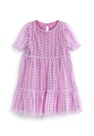 Robe rose pour fille avec manches bouffantes en tulle transparent, overlay en tulle à pois texturé, taille froncée et ourlet à volants, fermeture par boutons dans le dos.