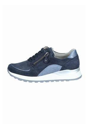 Marineblaue Wildledersneaker mit hellblauen Akzenten, seitlichem Reißverschluss, schwarzen Schnürsenkeln, weißer dicker Sohle und sportlichem Casual-Design.