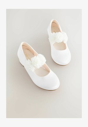 Valged satiinist balletikingad, millel on ümmargune varvas ja rihm, millel on kaks valget lillede kaunistust. Lamavad tallad, lihtne disain.