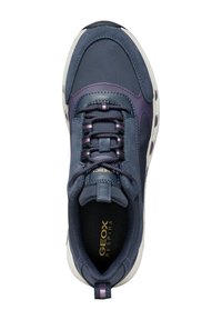 Scarpa atletica blu navy con materiali misti; presenta una tomaia in tessuto testurizzato, dettagli viola e una suola in gomma bianca.