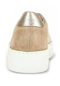 Tan suède sneaker met een metallic gouden hielaccent, witte rubberen zool en contrasterende stiksels aan de achterkant.