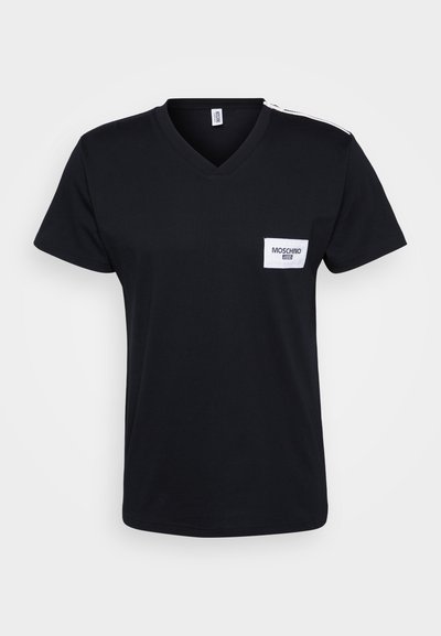 Svart bomull t-skjorte med V-hals, korte ermer og en hvit lomme med "MOSCHINO"-merke på venstre side.