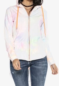 Veste à capuche zippée avec un motif tie-dye pastel, dotée de cordons orange et d'un tissu doux. Présente des manches longues et un ourlet arrondi.