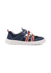Zapatilla de malla en navy y blanca con acentos rojos y blancos, correa ajustable y suela de goma flexible diseñada para comodidad y soporte.