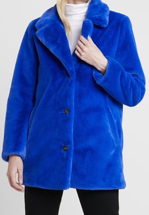 Cappotto blu in pelliccia sintetica con un ampio colletto, due bottoni e tasche laterali. Texture morbida e vestibilità leggermente over.