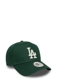 Dunkelgrüner Baseballcap mit weißem "LA" Logo. Rundform, glattes Material, verstellbarer Riemen und ein silbernes Markenschild an der Seite.