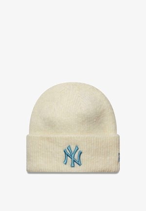 Cremfarbener Strickmütze mit geripptem Muster und umgeschlagenem Saum. Sie hat ein gesticktes hellblaues New York-Logo auf der Vorderseite.