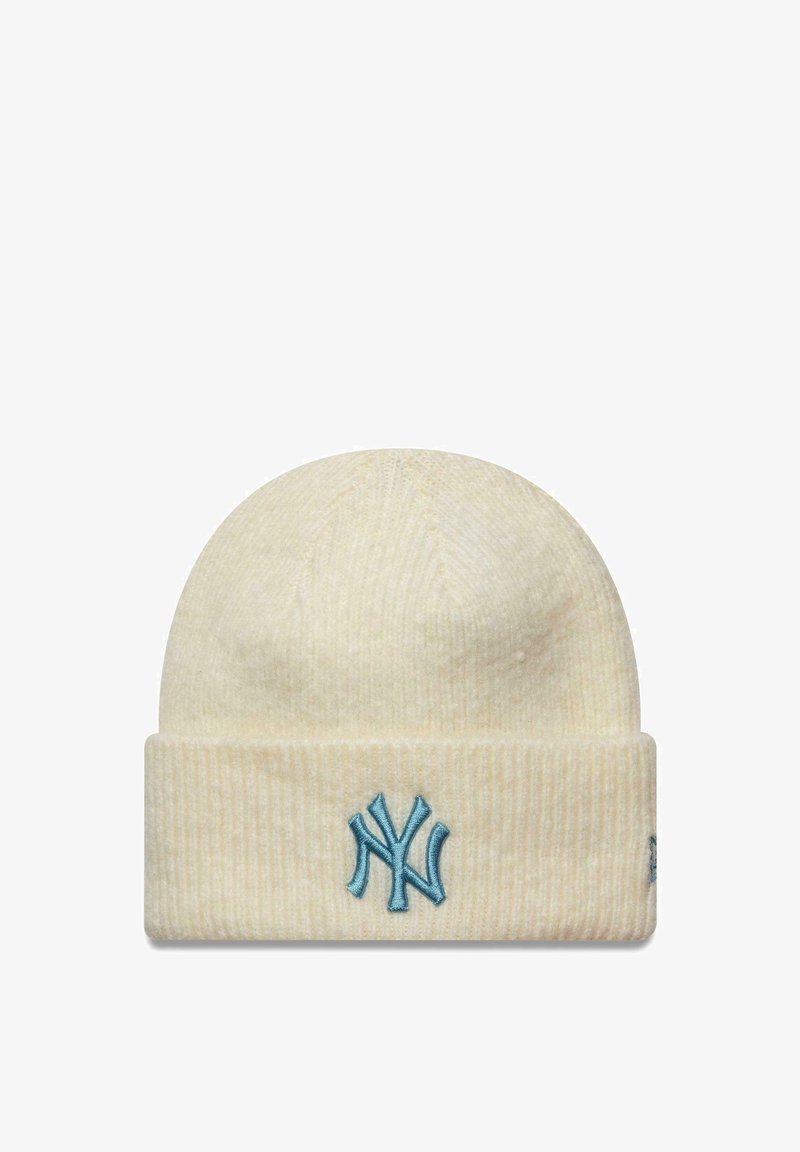 Cremfarbener Strickmütze mit geripptem Muster und umgeschlagenem Saum. Sie hat ein gesticktes hellblaues New York-Logo auf der Vorderseite.