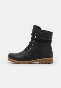 Botte cheville en cuir noir avec un bout arrondi, un laçage à l'avant et un doux revers. Dotée d'une semelle en caoutchouc texturé et d'un logo sur le côté.