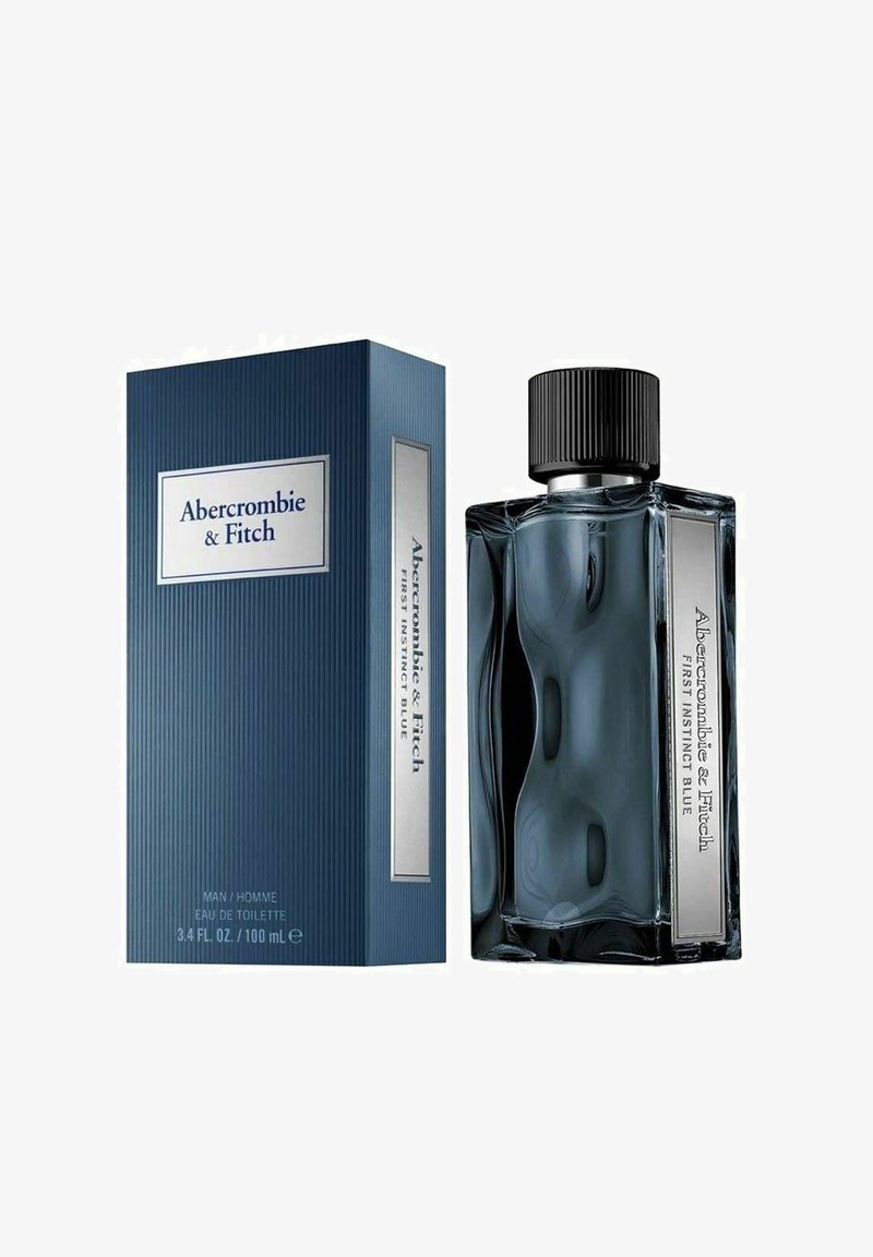 Abercrombie & Fitch First Instinct Blue parfume har en klar, bølget glasflaske og en struktureret sort hætte, pakket i en blå stribet æske.