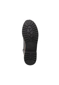 Zwarte laarzenzool met een diep profielpatroon met kruis- en rechthoekige vormen, gemarkeerd met maat 42, geïsoleerd op een witte achtergrond.