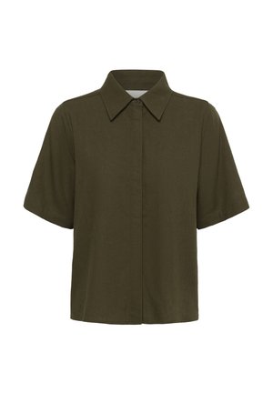 Chemise à manches courtes, vert olive foncé, avec col pointu et boutons dissimulés sur le devant, présentée sur un fond blanc.