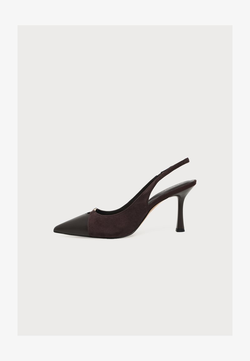 Chaussure noire à talon haut slingback à bout pointu, en suède, avec un bout en cuir et un talon fin, vue de côté sur fond blanc.