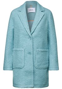 Cappotto azzurro chiaro, con una texture, colletto a punte, due tasche frontali e bottoni. L'interno presenta una fodera arancione a contrasto.