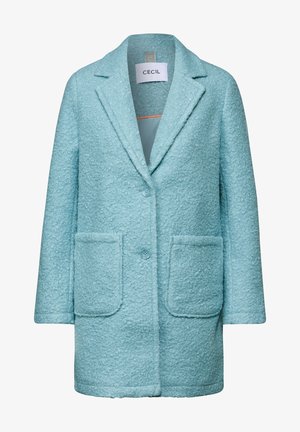 Abrigo azul claro, texturizado, con solapa muesca, dos bolsillos frontales y botones. El interior presenta un forro naranja en contraste.