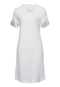 Vestido blanco con mangas cortas de satén y escote en V. Tejido suave, corte suelto, hasta la rodilla. Textura lisa con un diseño sencillo.