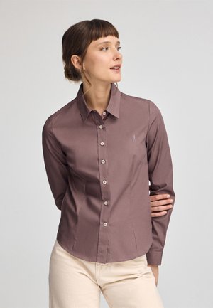 Bruine overhemd met knoopsluiting, slim fit, lange mouwen en een subtiel logo detail op de linkerborst; gemaakt van gladde stof.