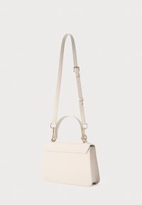 Bolsa de couro branca com um design estruturado, pega superior e alça de ombro ajustável. Apresenta ferragens em tom dourado e fecho em aba.