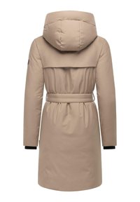 Beige, knælang frakke med hætte, bælte, samlet talje og lange ærmer. Glat tekstur med sorte detaljer ved ærmerne.