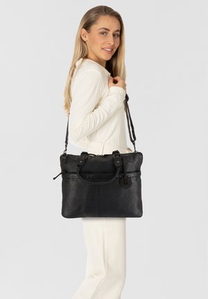 Borsa a mano in pelle nera con manici doppi e tracolla rimovibile. Caratterizzata da una tasca con zip e dettagli metallici.