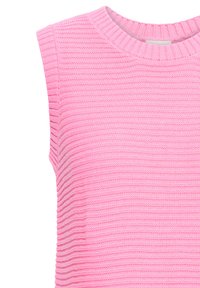 Różowa dzianinowa kamizelka bez rękawów z prążkowaną teksturą i okrągłym dekoltem, widoczna od klatki piersiowej w górę na białym tle.