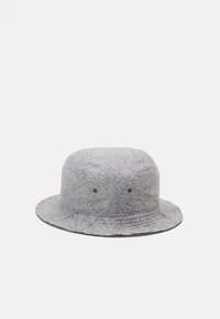 Grauer Bucket Hat aus strukturiertem Stoff, mit einer breiten, flachen Krempe und dezenten Nähdetails. Zwei kleine Belüftungsöffnungen auf jeder Seite.