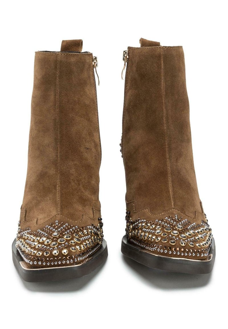 Brązowe zamszowe botki sięgające kostki z zapięciem na zamek błyskawiczny, zdobione dekoracyjnym wzorem z ćwieków wokół palców oraz fakturowanymi wzorami na cholewie.