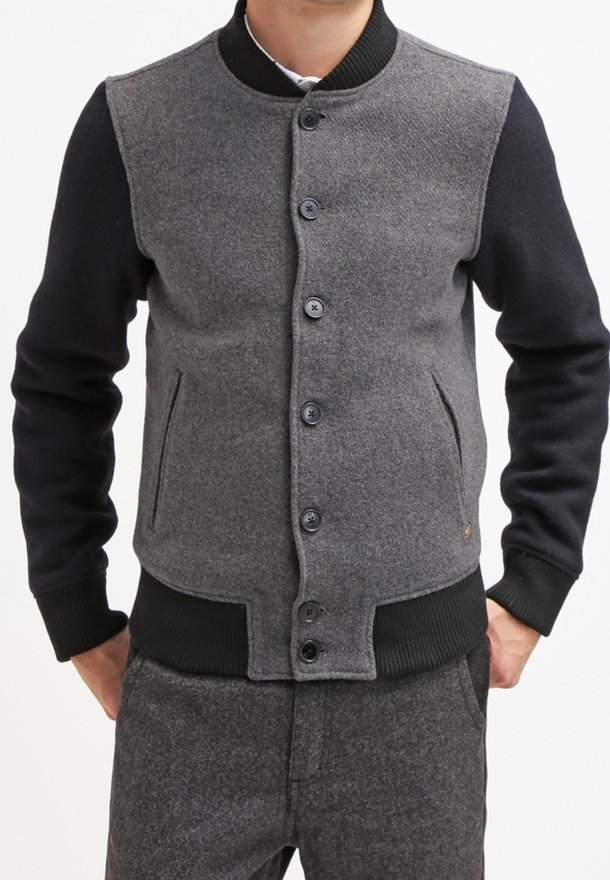 Grijze wolmix baseballjack met zwarte mouwen, geribbelde manchetten en een knopensluiting aan de voorkant met twee zijzakken.