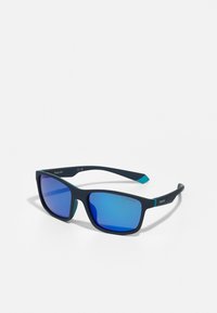 Occhiali da sole Polaroid con lenti a gradiente blu, montatura opaca scura, forma rettangolare e dettaglio teal sulle tempie. Design leggero per il massimo comfort.