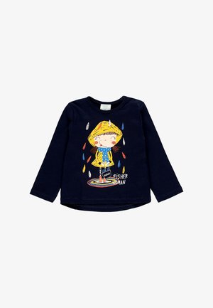 Chemise bleu marine à manches longues avec une fille souriante en imperméable jaune et chapeau, écharpe bleue, gouttes de pluie colorées et texte « Fisher Woman ».