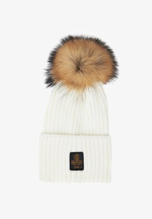 Berretto bianco lavorato a maglia con risvolto, caratterizzato da un pom pom in pelliccia sintetica marrone e nera sulla sommità e da una toppa con logo sul fronte.